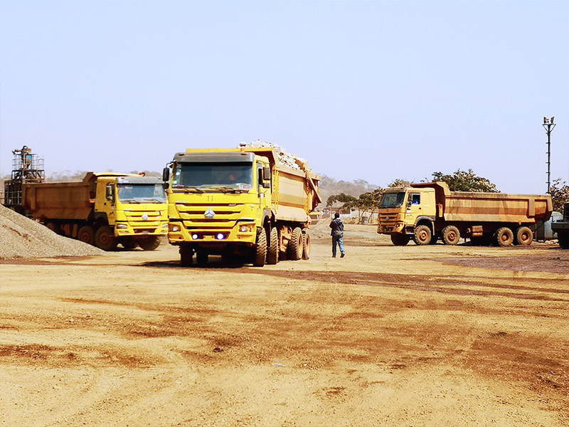 中国重汽8*4自卸车服务于当地印度矿业客户，用来运载大矿石，车辆容积28-30立方